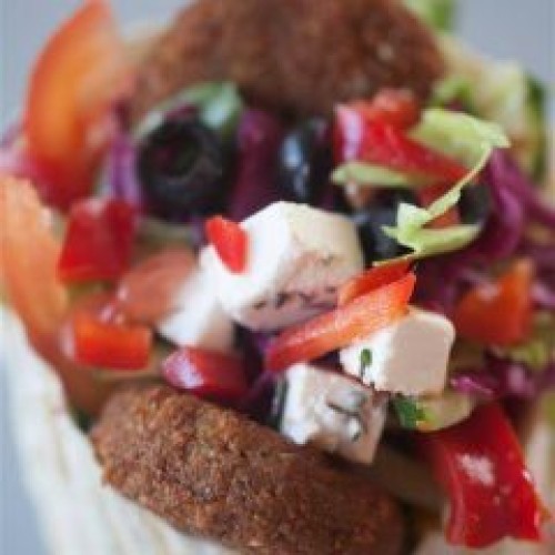 Falafel w bułce z surówką​